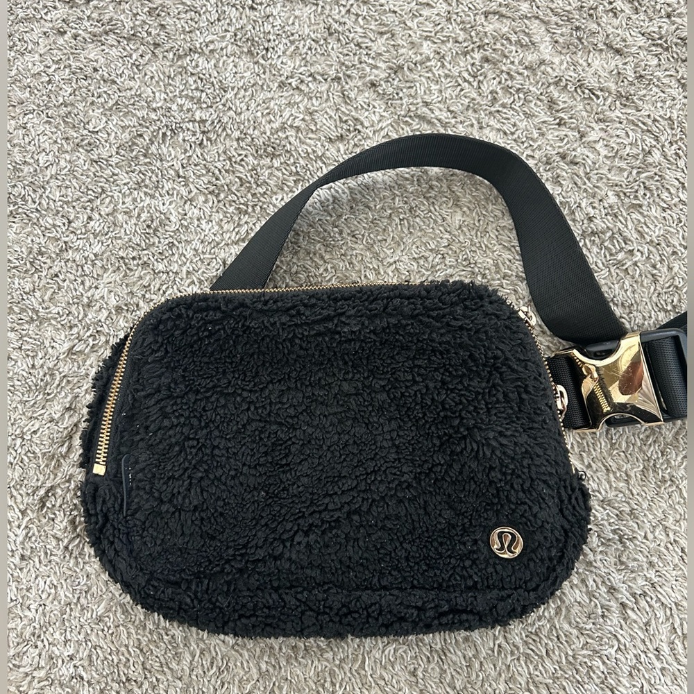Lululemon 2L fleece belt bag